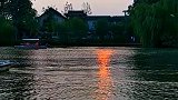 两杆落日溪桥上，半缕青烟柳影中。