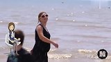 女子刚被埋进沙滩里转瞬海浪就来了