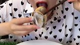 嘴烫狂吃海螺肉