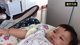 爸爸用一瓶奶引诱5个月的宝宝，宝宝的反应把爸爸逗乐了