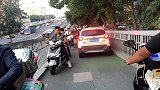北京警方通报轿车开车上天桥：司机已被行拘