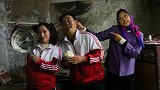 哥哥给妹妹和面做馒头吃，面还没和好妈妈就回来，哥哥对妹妹真好