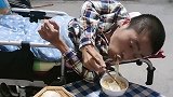 靠轮胎爬行的残疾小伙，长得很帅气，母亲：希望他能娶个好媳妇