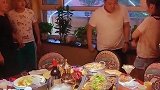 男子喝醉酒想打老婆，结果被媳妇一巴掌驯服了！