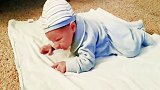 宝宝躺在抱毯上想翻身，好厉害呀，运动量怎么有点大啊！