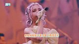 蔡依林演唱会唱《浪流连》，粉色编发太亮眼，温柔歌声中藏着坚定