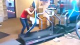 美女玩跑步机可得注意安全 一不小心就摔个四脚朝天