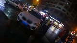 福建厦门：酒后开“炸街车” “轰”的一声停到交警队门口