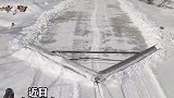 大爷开三轮车绑“扫雪神器”，一个人轻松扫除山路积雪