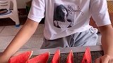 向往的童趣：姐姐卖西瓜了没人买