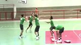 篮球-13年-内马尔赤脚打篮球 连续背后妙传秀抛投上篮-新闻