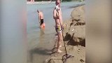和小姨子一起欺负老婆，真是太好笑了！