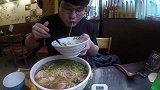 小哥这么大口撸面条，不怕烫吗