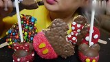 美食制作，小姐姐品尝巧克力公仔点心，甜美可口味道很棒