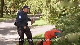 警察大街上抓到罪犯，用铁锹将他暴打一顿，打完发现认错人，太逗