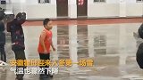 【安徽】火娃？7岁男孩雪天穿背心睡凉席 校长：天生不怕冷