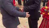 爸爸一个人含辛茹苦把女儿养大