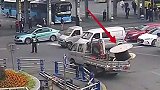 交警反应真快，解救了路人