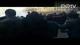 轿车翻入冰河 百余路人接力拖车
