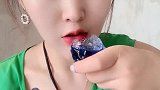 蓝色的空心松塔冰都能咬的动，小姐姐牙口可真不错