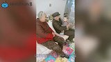 90岁太姥姥和重孙的第一次见面，宝宝的举动令人意外，看完想哭