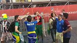 皮这一下很开心 巴西球迷街头高唱“再见梅西”