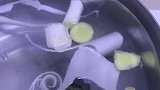 女子想煮葱姜水，结果越煮越对味