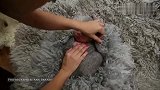 妈妈带着刚出生的小萌娃拍艺术照，小小的一只，简直太可爱了