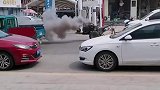 偶然拍到的惊险画面，驾驶员直接弃车