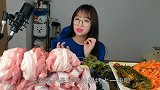 韩国美女吃烤肉，配上一口生菜叶卷泡菜，简直不要太美味！