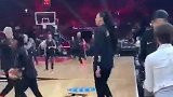 科比带二女儿赌城观看女篮比赛 女篮小球员争相来和唠嗑拥抱