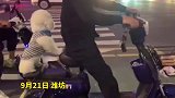 稳坐电动车后座的小狗狗。网友：墨镜一带谁都不爱。