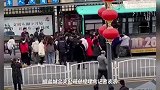 突发!一公交车冲上站台,撞向一群候车乘客…5秒监控惊心