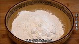 面粉里加1个鸡蛋，筷子搅一搅，3分钟做一大锅