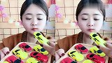 美女直播吃彩色炫酷小跑车，居然是巧克力做的啊，是我向往的生活