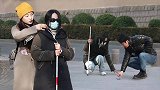 看到盲人女孩的头发散了，路人大哥手忙脚乱帮忙的样子太可爱了