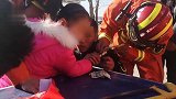 贪玩!女孩手指被乒乓球网紧卡 消防队员救助脱险