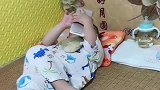 儿子一喝奶，搞的和地主一样，还翘着二郎腿，真是生了个大爷啊