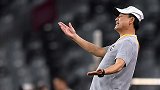 王宝山中超名场面：一张红牌一根烟 逼迫卡帅笑容消失