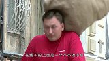 一个沙包从天而降，正好砸在路人头上，国外大爷的搞笑恶作剧