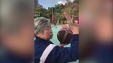 谁说大妈在篮球场跳广场舞？老奶奶这波教学什么水平？
