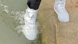雨季来临，穿上这样一双雨鞋套，水路泥巴路也不怕鞋子又湿又脏了，而且款式好看的