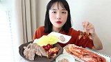 妹子用泡菜包着白切猪肉吃，声音听着很脆爽