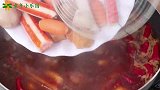 火锅2：麻辣鲜香的火锅做好了，还有小花最爱的蟹黄包，真好吃