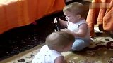 [育儿]两个宝宝抢啤酒喝