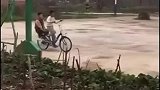 男孩骑车带着同伴兜风，趁同伴不备快速下车