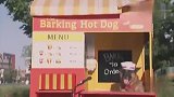 国外恶搞：热狗店老板是条狗，路人纷纷学狗叫买套餐！