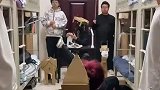 高校生在宿舍翻拍铡美案，大家以为地上的是