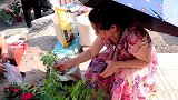 闺蜜两口子市场摆地摊，美食冰点样样俱全，老妈看着都想来学艺！