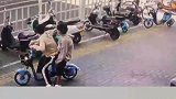 两男孩骑行共享电单车，盗窃路边的电动车